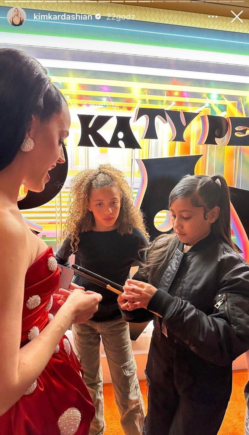 Córka Kim Kardashian pojawiła się na scenie z Katy Perry