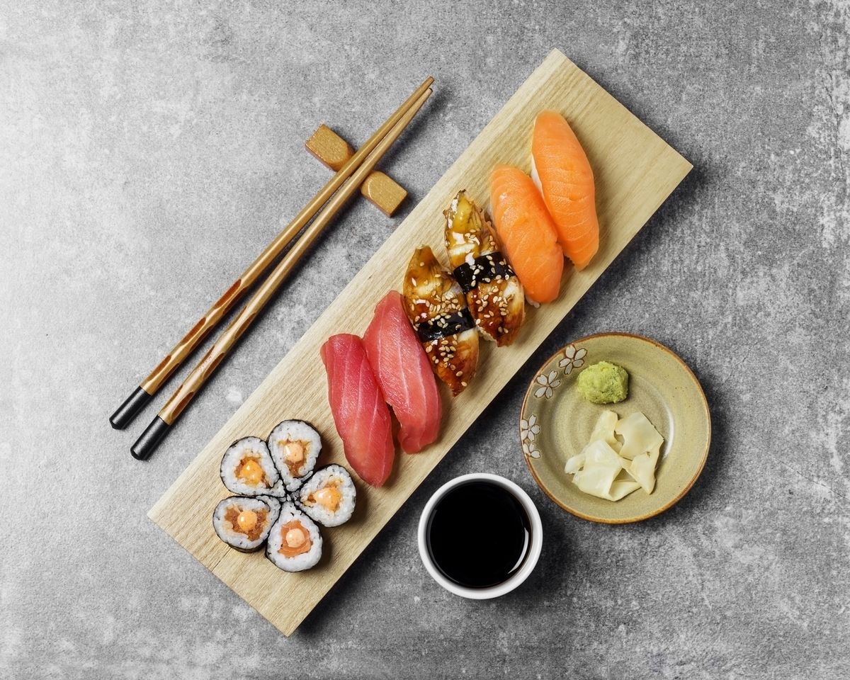 Niekoniecznie musisz jeść sushi pałeczkami — dopuszczalną formą jest także wkładanie do ust kawałków sushi przy pomocy palców