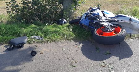 Groźny wypadek z udziałem motocyklisty w powiecie opatowskim. W wypadku brał udział mieszkaniec Ostrowca Św. [Foto]