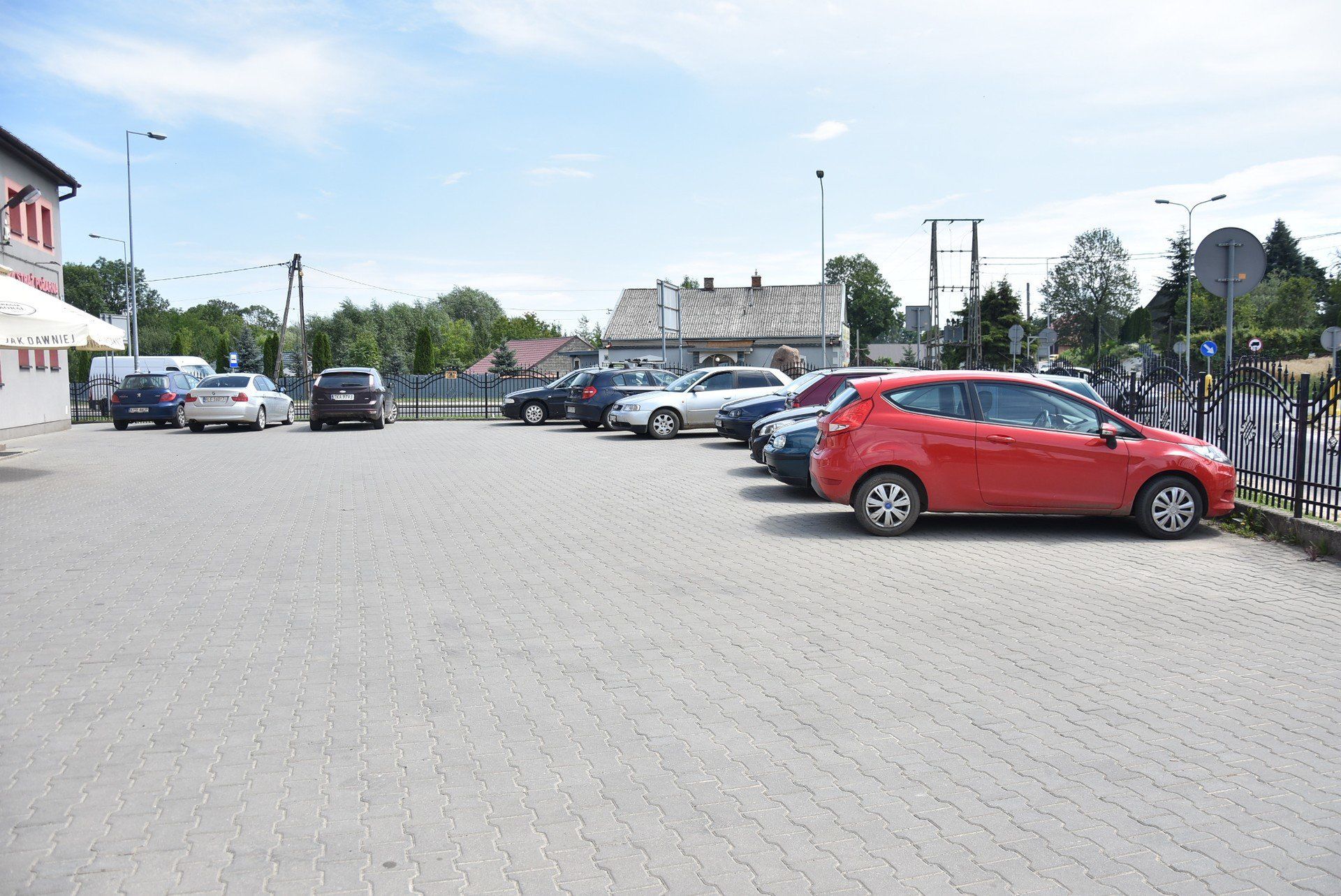 Kierowcy często pozostawiaja samochody na placu przy remizie OSP