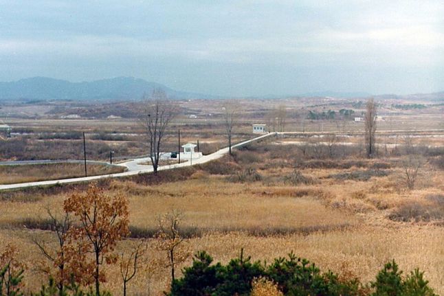 Widok z 1975 roku na Most Bez Powrotu i osamotniony posterunek. Obok niego pozbawiona liści topola, która latem zasłaniała widok na drogę