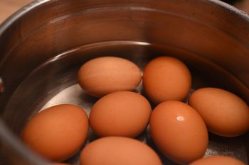 Chłodzisz jajka po ugotowaniu? To duży błąd