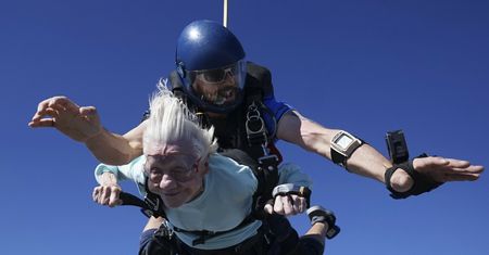 104-latka skoczyła ze spadochronem. To rekord