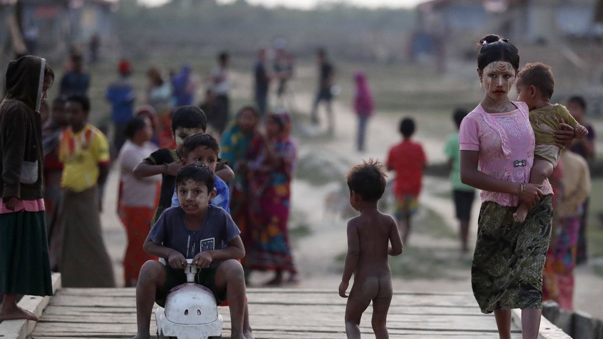 Rakhine State unrest in Myanmar
epa08258786 Hindu children play at the AungBala village in Maungdaw township, Rakhine State, Myanmar, 27 February 2020 (issued 29 February 2020). According to media reports, the Maldives has hired Amal Clooney to represent it at the International Court of Justice (ICJ) in support of the Rohingya minority. The Maldives' Minister of Foreign Affairs Abdulla Shahid on 25 February announced that the country will formally join The Gambia in challenging Myanmar's military crackdown on the persecuted Muslim minority.  EPA/NYEIN CHAN NAING 
Dostawca: PAP/EPA.
NYEIN CHAN NAING