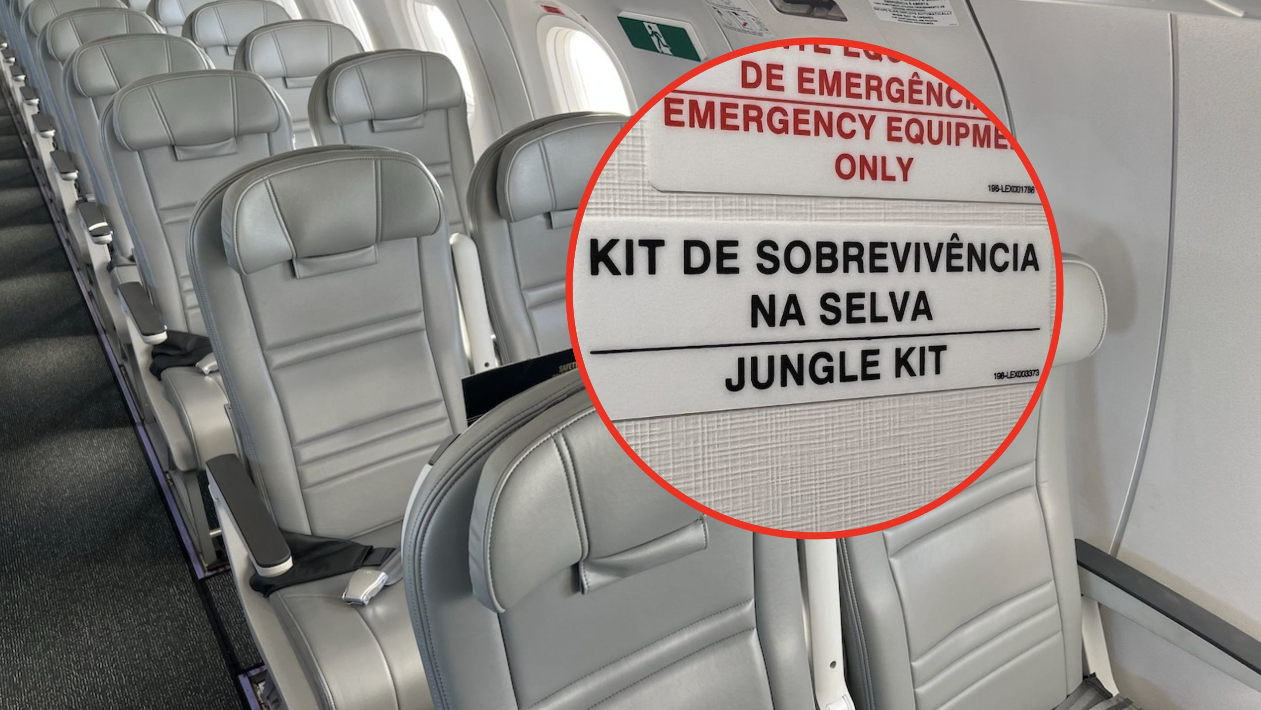 Na pokładzie samolotu "Jungle kit" znajdziemy w miejscu oznaczonym taką naklejką. Może to być schowek w przedniej części samolotu albo jedna z półek bagażowych