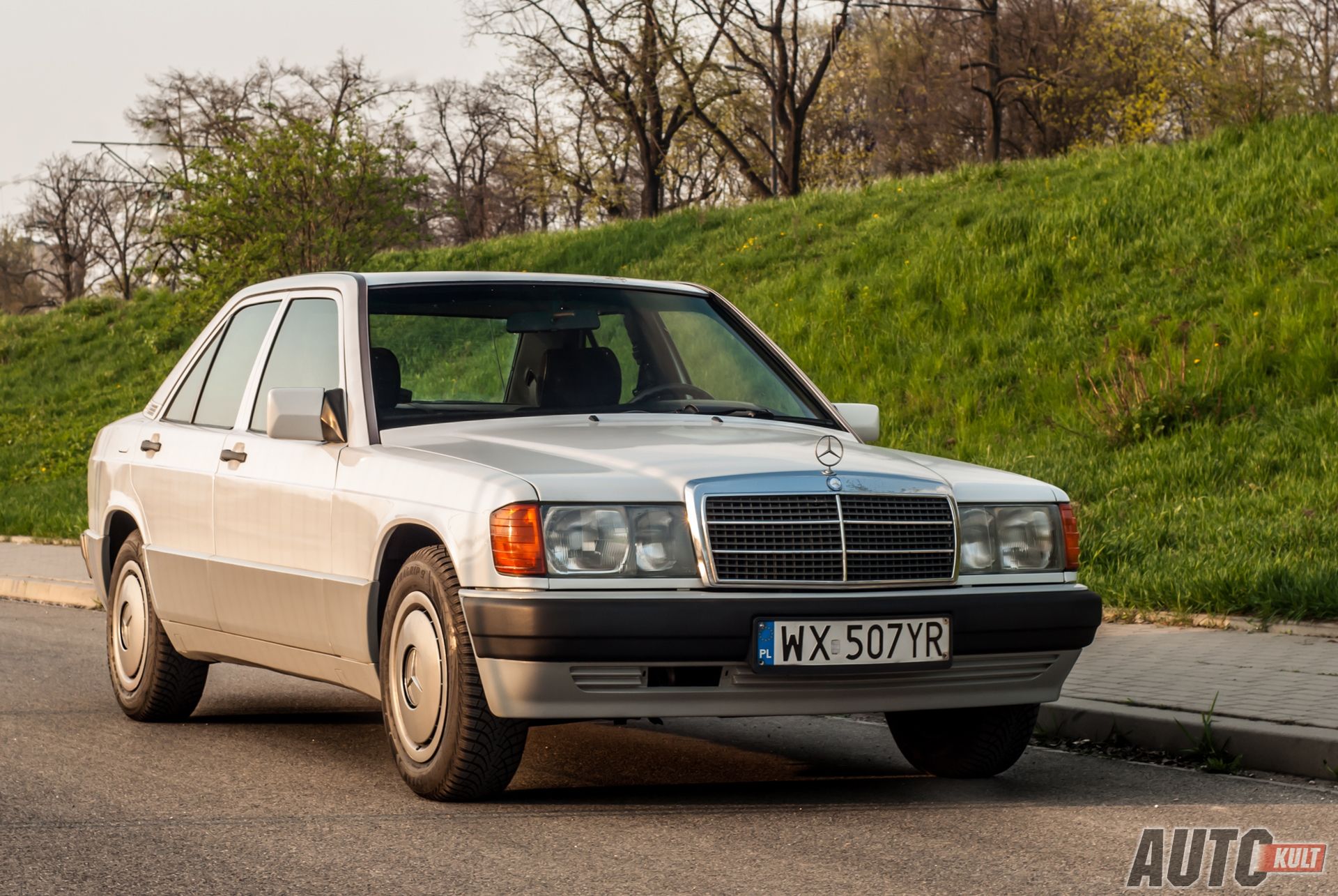 Mercedes w zimowej konfiguracji, na stalowych felgach z standardowymi kołpakami MB