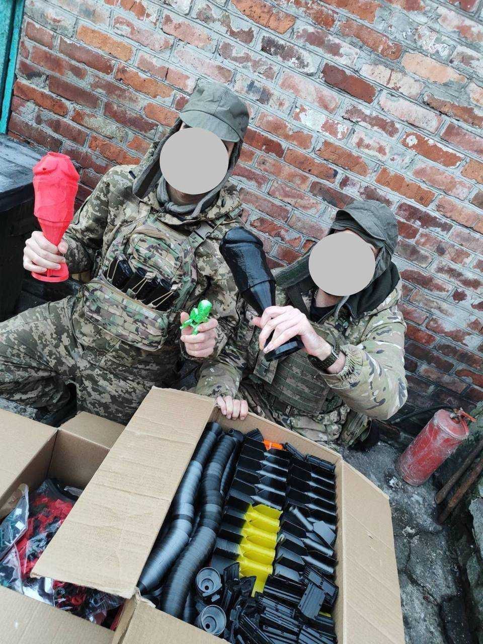 Ukraińscy żołnierze z dostawą korpusów bomb dla dronów.