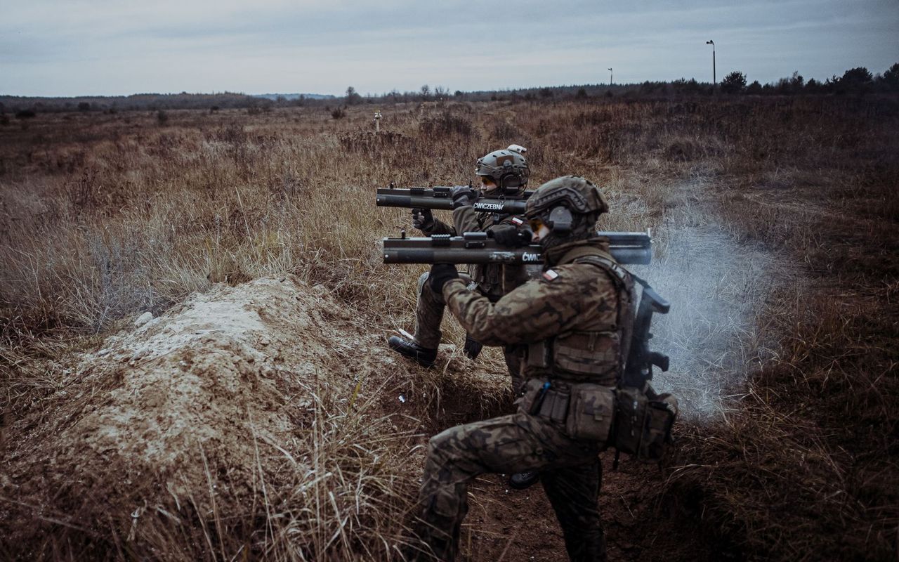 Żołnierze WOT strzelający z nowych granatników  M72 EC Mk1.