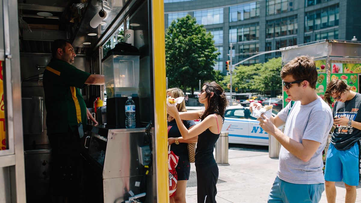 Koronawirus w Polsce. Nie wolno jeść i pić na ulicy