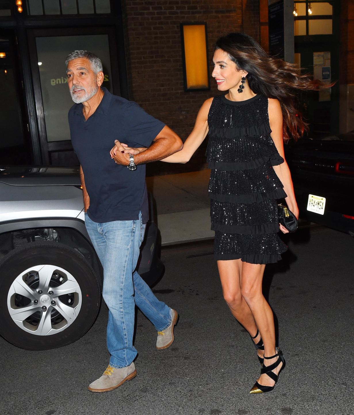 Amal Clooney i George Clooney wychodzą z włoskiej restauracji w Nowym Jorku