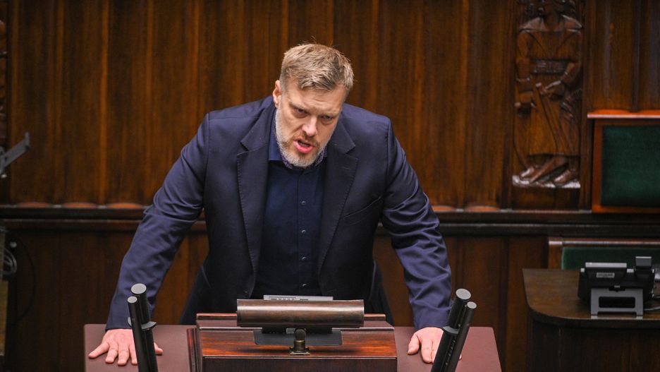Warszawa, 09.10.2024. Poseł Lewicy Adrian Zandberg na sali plenarnej Sejmu w pierwszym dniu posiedzenia izby, 9 bm. w Warszawie. W porządku obrad znalazło się m.in. pierwsze czytanie projektu ustawy budżetowej na 2025 rok. (sko) PAP/Marcin Obara