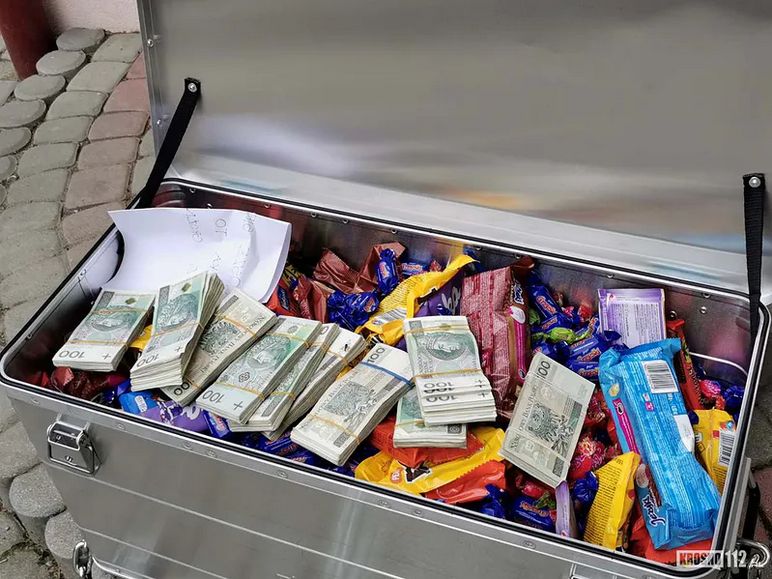 Podrzucił skrzynię z pieniędzmi. Jest nagranie z monitoringu