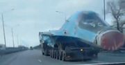 Niecodzienny widok na rosyjskiej autostradzie. Ten Su-34 już nigdzie nie poleci