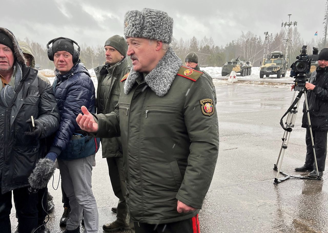 Alaksandr Łukaszenka during a military training ground inspection