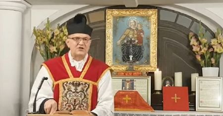 Ksiądz atakuje Monikę Jaruzelską. "Wygrzewają się w kamerach"