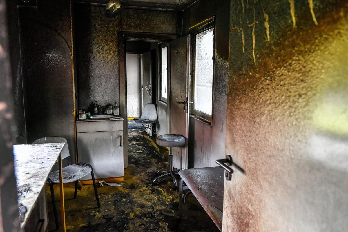 Wnętrze mobilnego punktu szczepień w Zamościu zostało całkowicie spalone 