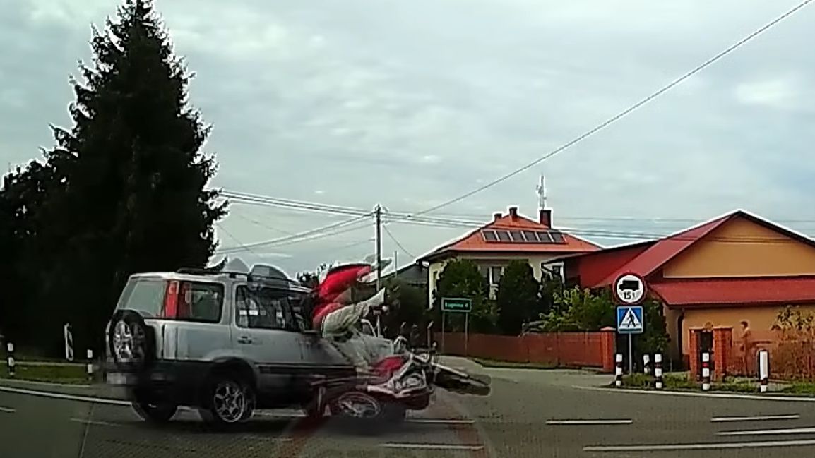 Kierowca wymusił pierwszeństwo na motocykliście 