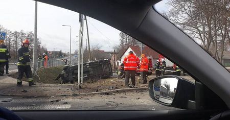 Kierowca busa na skrzyżowaniu nie ustąpił pierwszeństwa. Karetka na boku [ZDJĘCIA]