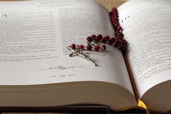 Sandomierz: Procesja różańcowa. Wojownicy Maryi modlą się za kapłanów i rodziny