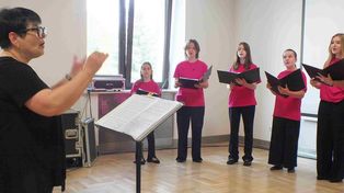 Koncert starachowickiego chóru „Portamento” w Parku Kultury. Pełna sala widzów. Zobacz zdjęcia
