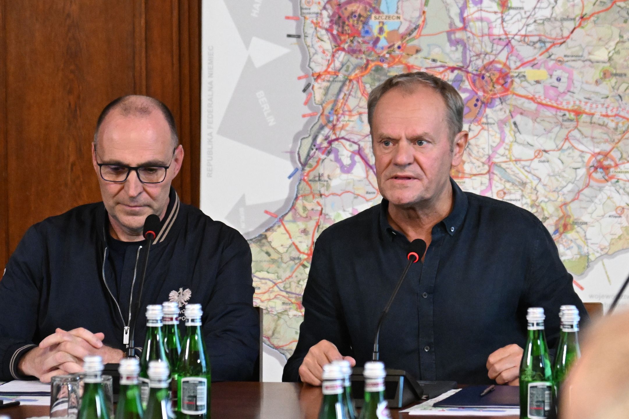 Szczecin, 20.09.2024. Premier Donald Tusk (P) i wojewoda zachodniopomorski Adam Rudawski (L) na naradzie powodziowego sztabu kryzysowego w Zachodniopomorskim Urzędzie Wojewódzkim w Szczecinie, 20 bm. (aldg) PAP/Marcin Bielecki