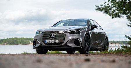 Pierwsza jazda: elektryczny Mercedes-Benz Klasy C - wstęp do znanego świata