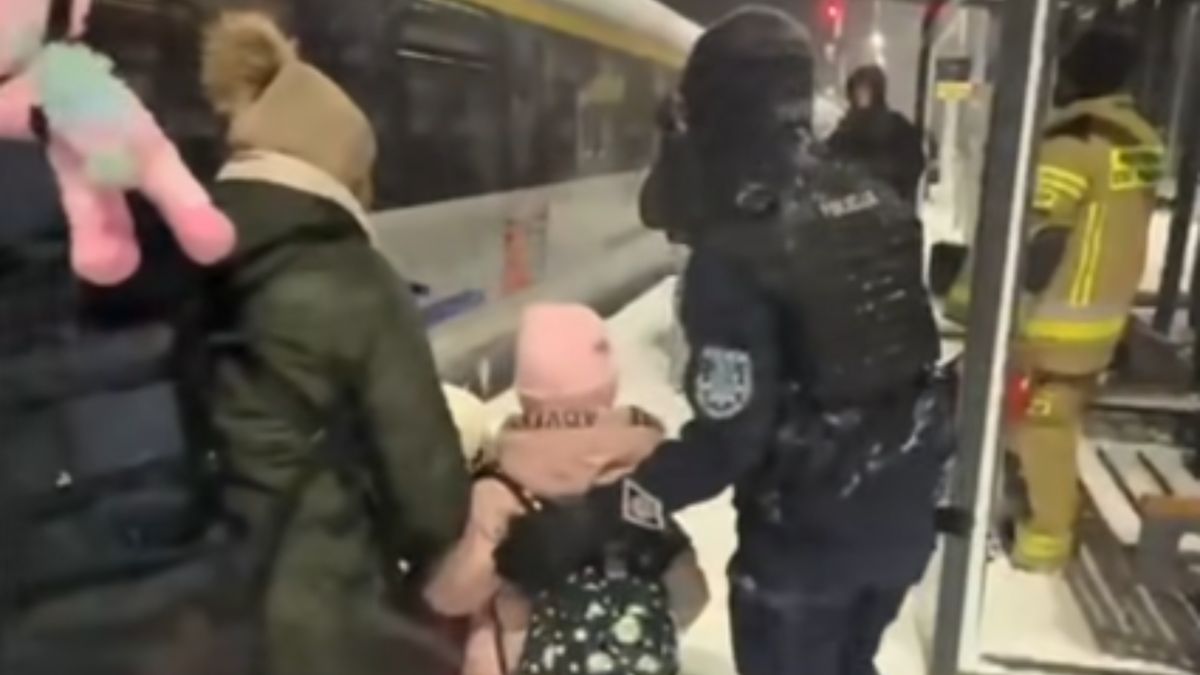 Ewakuacja uwięzionych pasażerów.