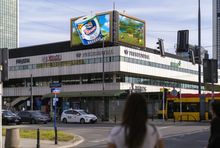 Foxy Tornado z przestrzenną kampanią DOOH w centrum Warszawy