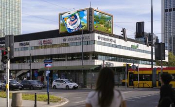 Foxy Tornado z przestrzenną kampanią DOOH w centrum Warszawy