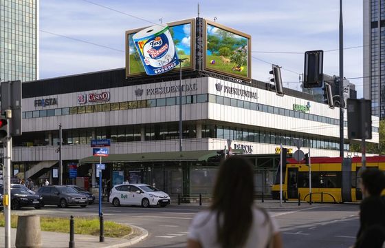 Foxy Tornado z przestrzenną kampanią DOOH w centrum Warszawy