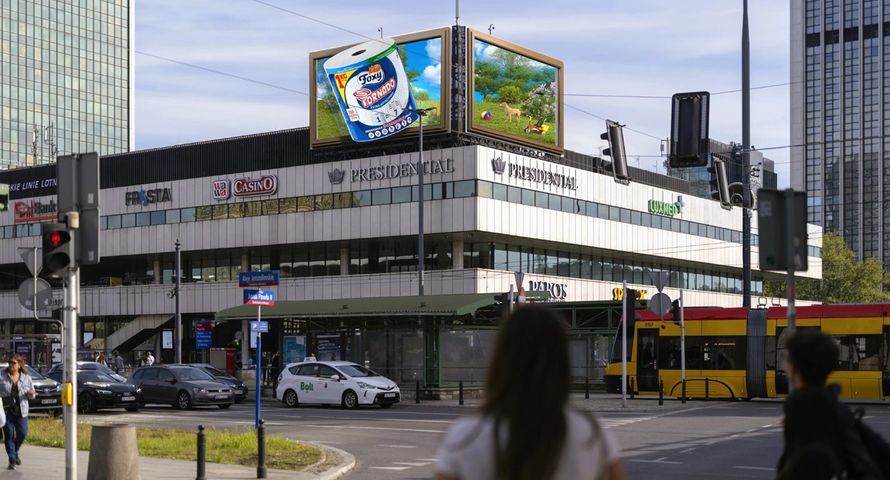 Foxy Tornado z przestrzenną kampanią DOOH w centrum Warszawy