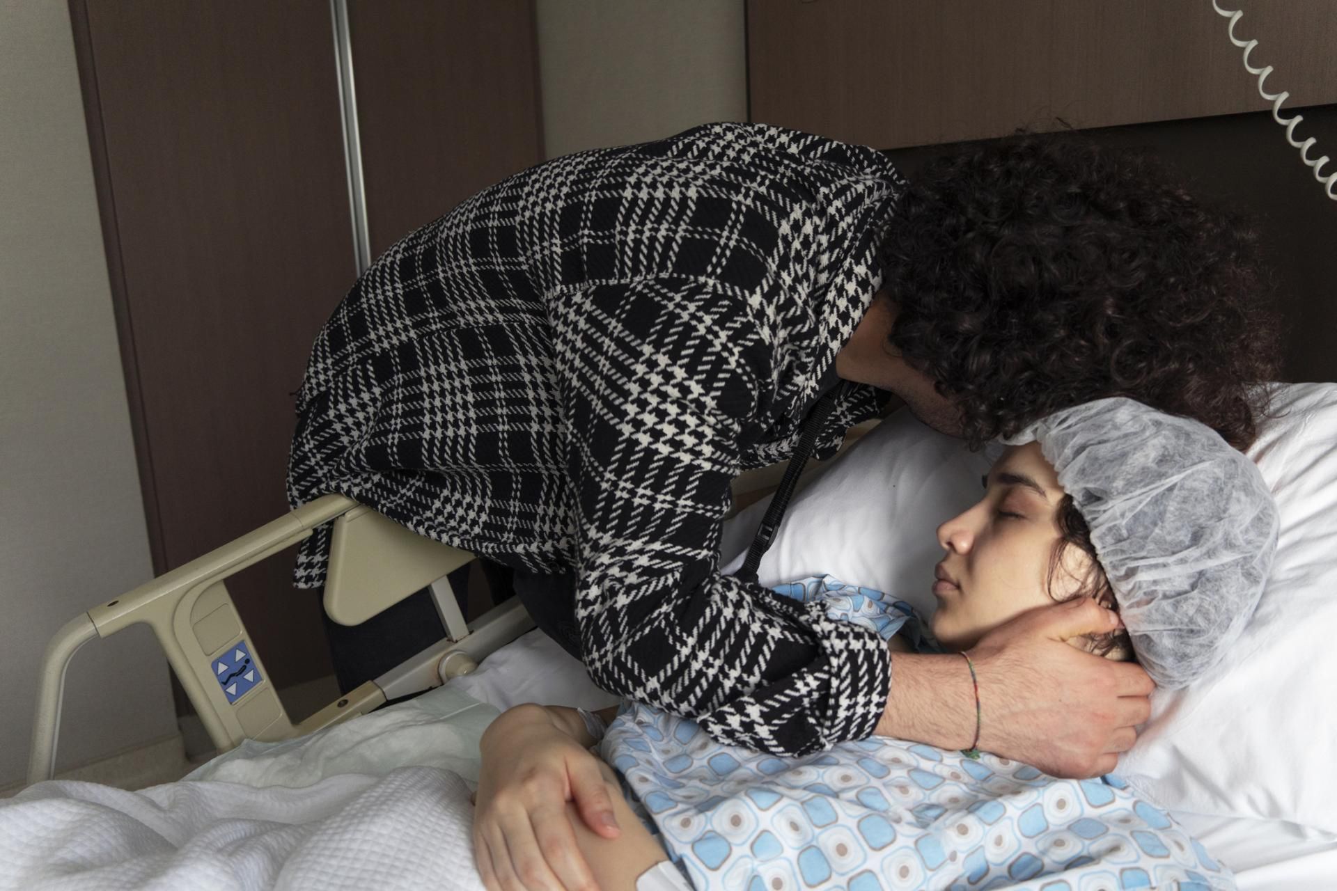 Przed śmiercią zmienia się sposób oddychania chorych, zaostrzają się rysy twarzy, kończyny stają się chłodne i blade