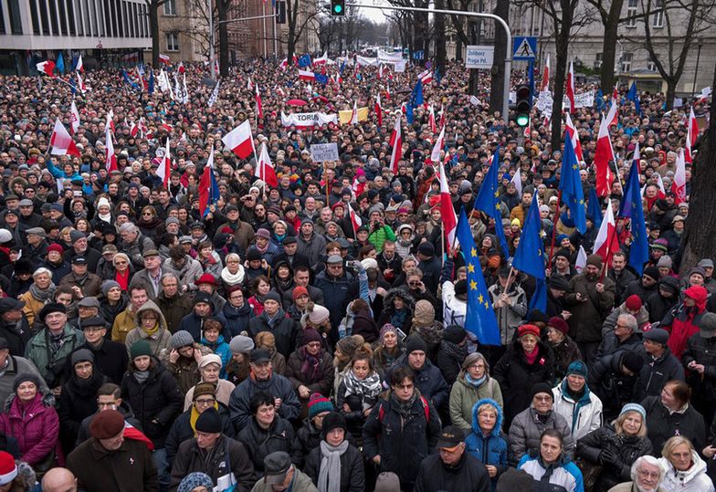 50 TYSIĘCY ludzi na marszu w obronie demokracji w Warszawie!