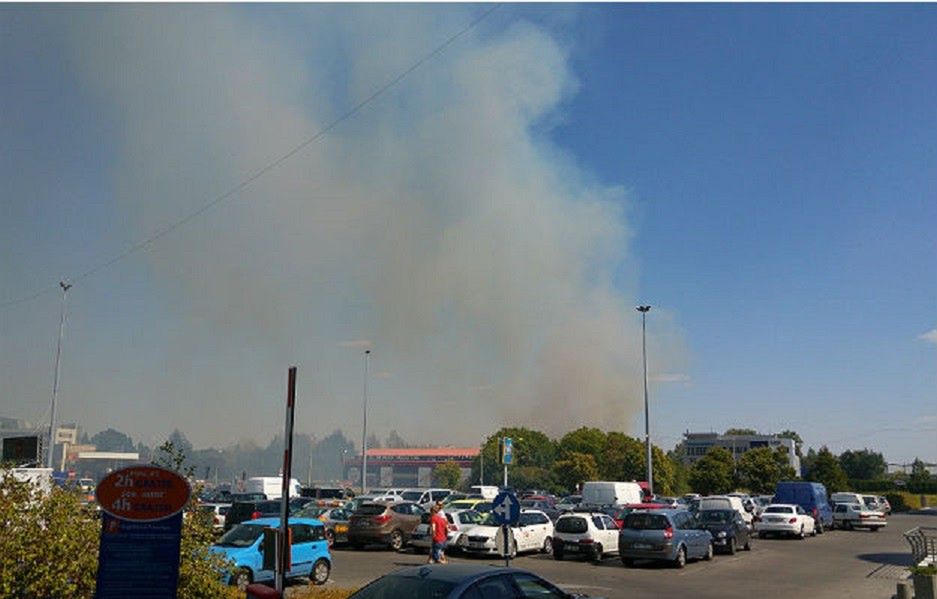 Kłęby dymu nad Włochami. Pracownicy biurowców: "Nie wiemy co się dzieje"