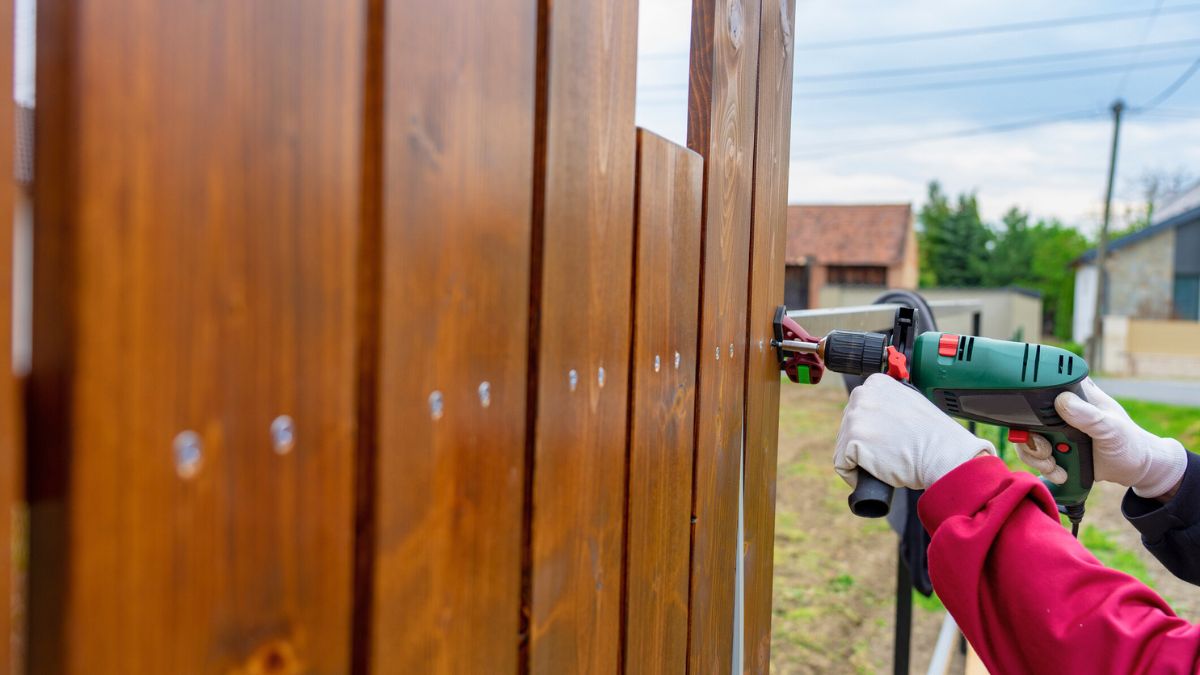 Mężczyzna buduje płot