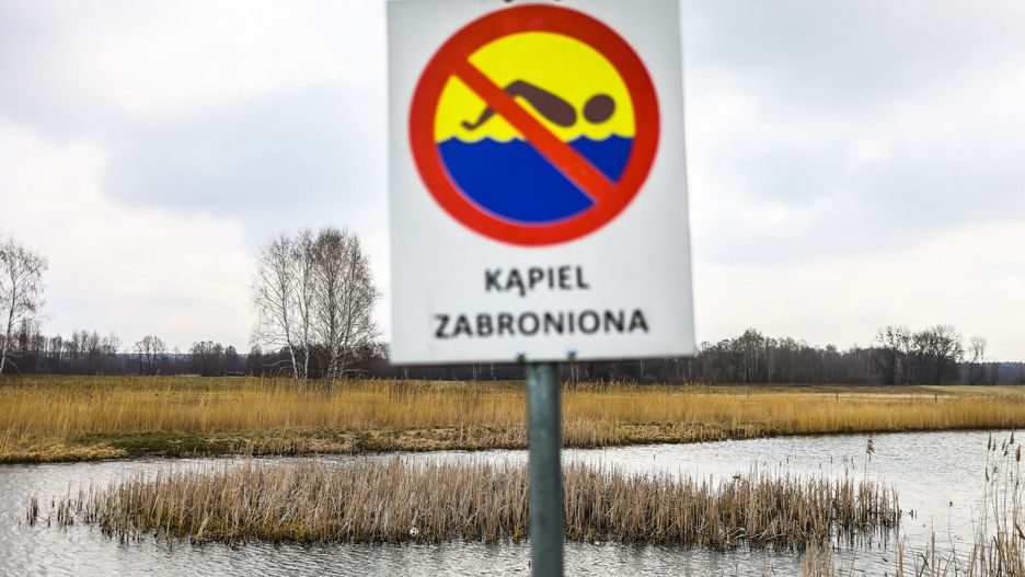 Zakaz kąpieli. Zdjęcie ilustracyjne