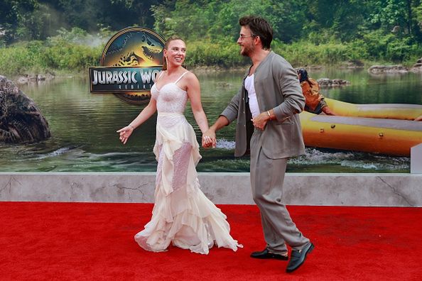 Scarlett Johansson całuje Jonathana Baileya