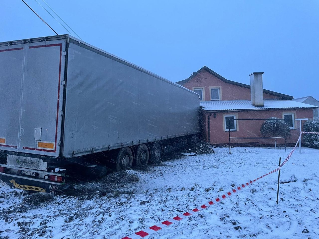 Tir wjechał im do kuchni. "Życie uratowała mi lodówka"