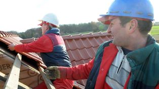 Nowy trend na rynku pracy. Są tam kilka miesięcy, zgarniają kasę i do domu
