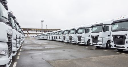 Mercedes sprzedał akcje rosyjskiej spółki. Produkuje m.in. ciężarówki dla wojska