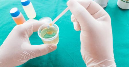 Bakterie w moczu u dzieci – przyczyny, objawy, diagnostyka i leczenie