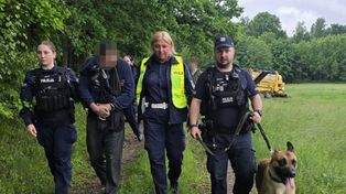 Lębork: Zostawili kobietę w rozbitym aucie i uciekli do lasu
