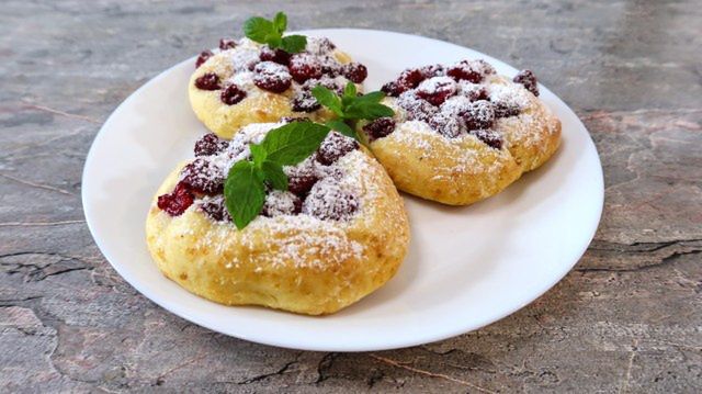 Bułeczki z twarogiem i owocami