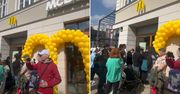 Sceny przed McDonald's. Ludzie wyciągali telefony