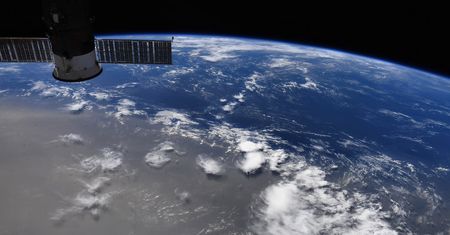 Niesamowite zdjęcie NASA. Pył nad Ziemią widoczny z kosmosu