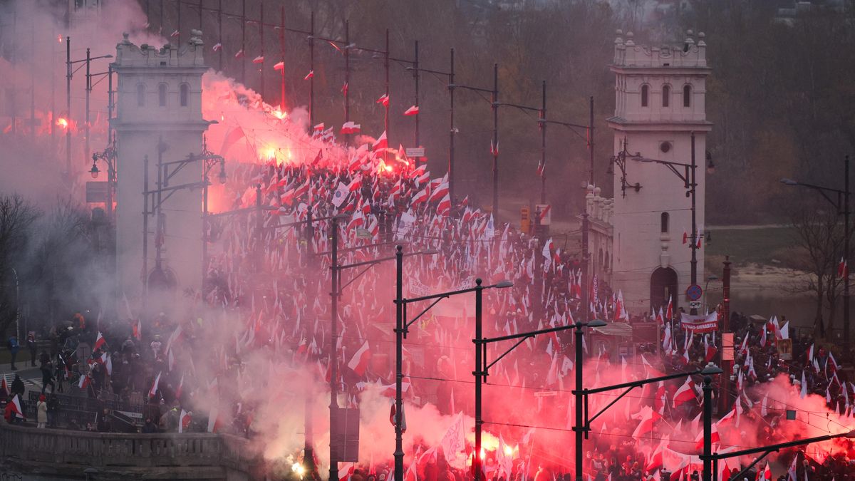 uczestnicy marszu
Pawe� Supernak
bia�o-czerwona, bia�o-czerwone, dym, flaga, flagi, marsz, obchody, przemarsz, raca, race, t�um, t�umy, Wielkiej Polski moc to my