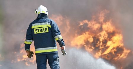 Pożar składowiska odpadów w Długoszynie. W akcji śmigłowce gaśnicze