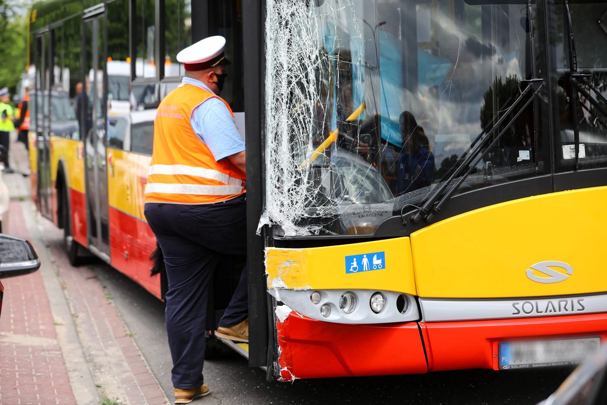 Warszawa. Wypadek autobusu miejskiego na Bielanach. Ten sam przewoźnik co na S8