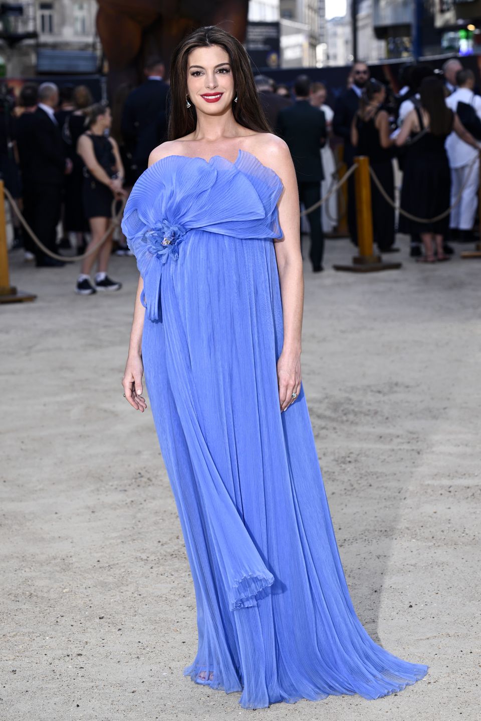 Anne Hathaway wdzięczy się na londyńskiej premierze "Odysei"