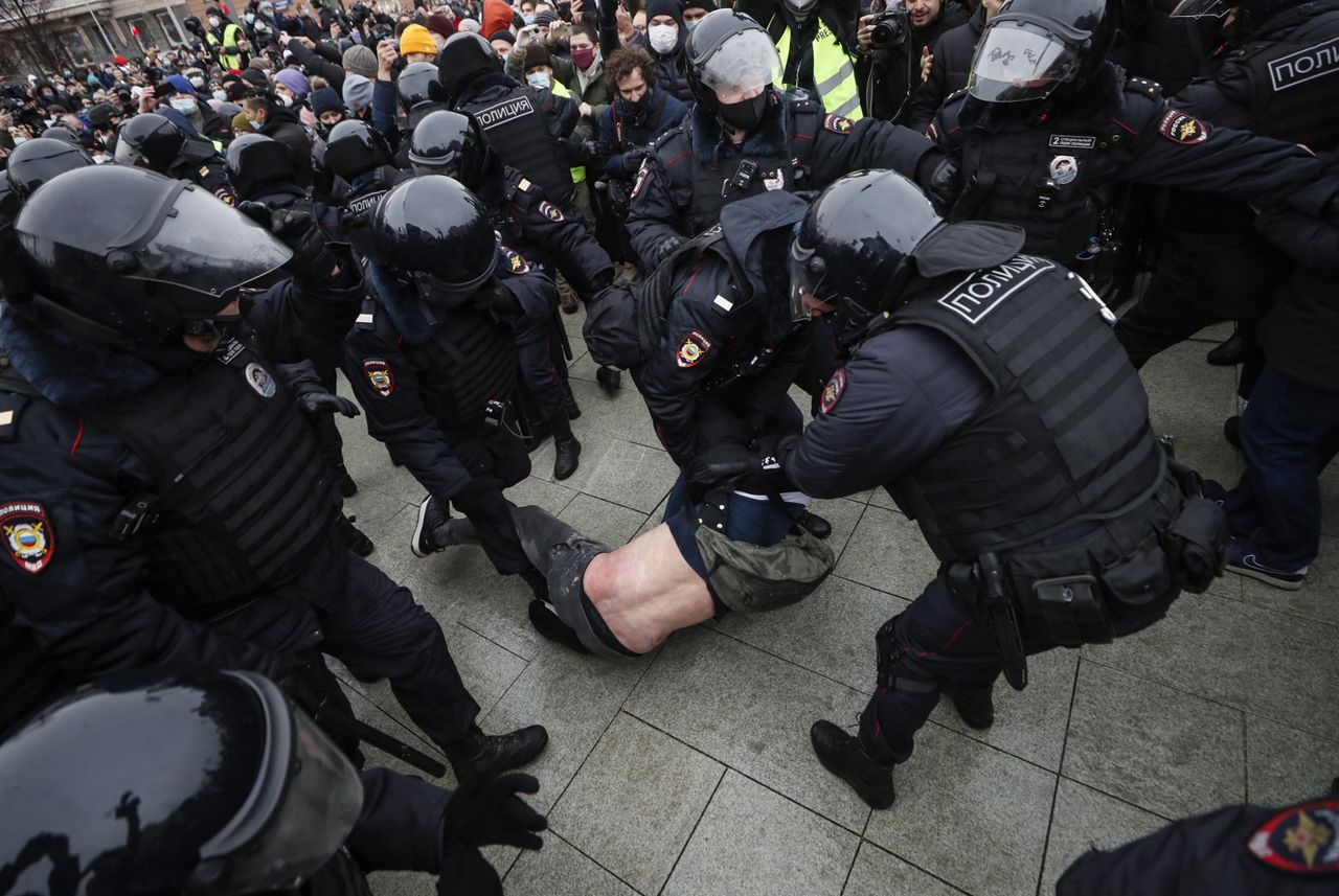 Setki ludzi na ulicach Rosji. Policja użyła gazu łzawiącego